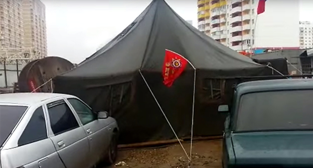 Палатка у незаконченной новостройки на проспекте Знаменского. Фото: стоп-кадр видео "Третий день голодовки ЖК Армада (2)" https://www.youtube.com/watch?v=9mrLJbIB1M0