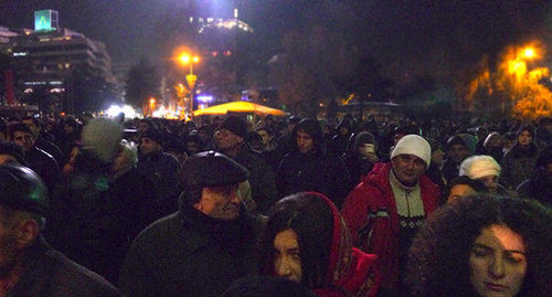 Ночь на площади Свободы, 8.12.2015. Фото Тиграна Петросяна для "Кавказского узла"