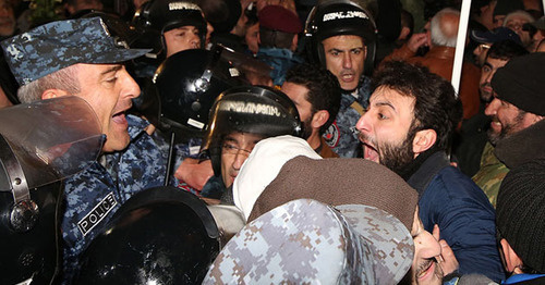 Сотрудники полиции и сторонники Фронта общественного спасения "Новая Армения" на площади Свободы. Ереван, декабрь 2015 г. Фото http://www.panarmenian.net/