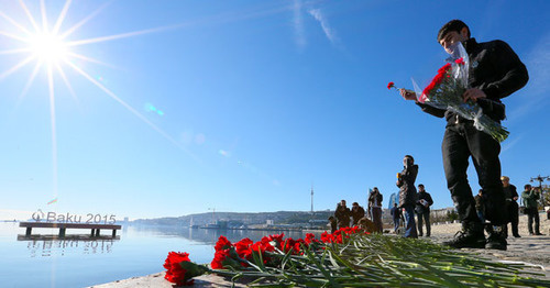 Цветы на берегу моря в память о погибших на нефтяной платформе. Баку, 6 декабря 2015 г. Фото Азиза Каримова для "Кавказского узла"