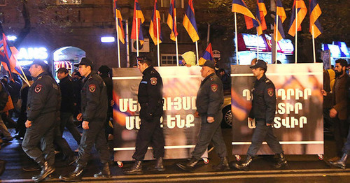 Сотрудники полиции во время митинга Фронта общественного спасения "Новая Армения". Ереван, декабрь 2015 г. Фото www.panarmenian.net