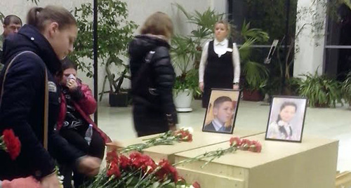 Церемония прощания с детьми семьи Салахбековых. Фото: постпредство Дагестана в Санкт-Петербурге