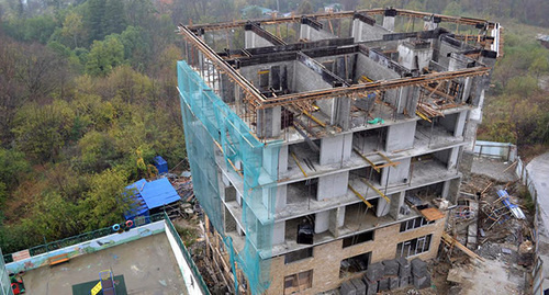 строительством восьмиэтажного дома на территории базы отдыха «Малый Ахун». Фото Светланы Кравченко для "Кавказского узла"