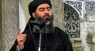 На кадре пропагандистского видеообращения ИГ предположительно Абу Бакр аль-Багдади, известный как лидер ИГ и халиф самопровозглашенного исламского халифата. Фото: http://rus.azattyq.org/content/news/27017479.html