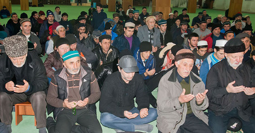 Верующие во время молитвы в мечети поселка Шамхал. Дагестан. Фото http://islamdag.ru/news/14079