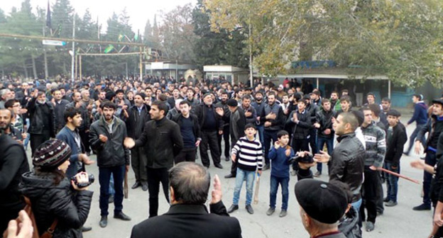 Жители поселка Нардаран во время беспорядков, спровоцированные спецоперацией. Декабрь 2015 г. Фото: RFE/RL