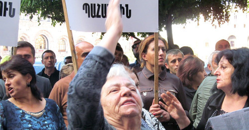 Мать одного из осужденных на пожизненный срок во время акции с требованием пересмотра дел. Ереван, 15 октября 2015 г. Фото Тиграна Петросяна для "Кавказского узла"