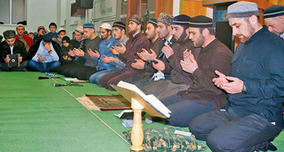 Верующие во время молитвы в мечети поселка Шамхал. Махачкала. Фото: http://islamdag.ru/news/14079