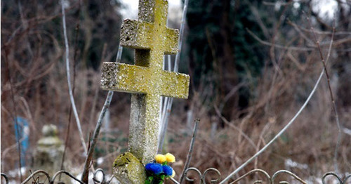 Крест на могиле. Фото Виктории Перевязко http://kuban24.tv/