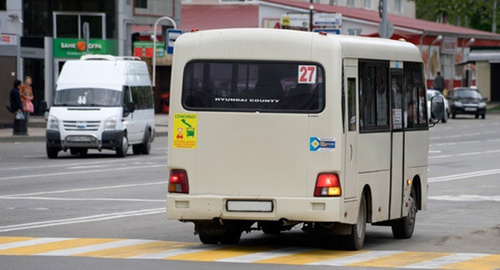 Автобус на улице Краснодара. Фото Виктории Перевязко, «Кубань 24», http://kuban24.tv/item/v-krasnodare-stoimost-proezda-v-marshrutkah-vyirastet-na-rubl-138746