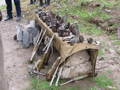 Фрагменты снарядов, собранные после обстрела передовых линий Нагорного Карабаха с азербайджанской стороны. Фото Алвард Григорян для "Кавказского узла"