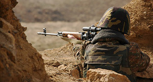 Солдат на передовой позиции. Фото: http://1news.az/politics/karabakh/20130221115028179.html