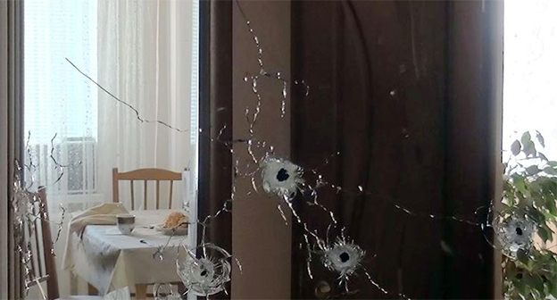 Пулевые отверстия на зеркале в квартире после штурма при ликвидации присягнувшего ИГ бандглаваря боевиков КБР. Фото: http://nac.gov.ru/nakmessage/2015/11/11/v-nalchike-neitralizvan-prisyagnuvshii-ig-bandglavar-boevikov-kbr.html