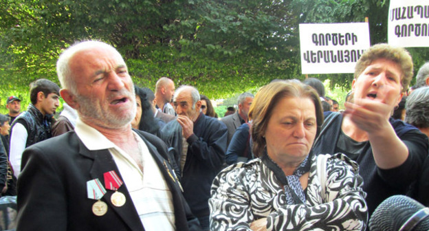 Родственники заключенных на протестной акцию у правительственного здания с требованием пересмотреть уголовные дела. Фото Тиграна Петросяна для "Кавказского узла"