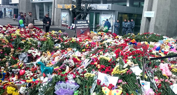 Цветы и детские игрушки у входа в здание аэропорта Пулково. Санкт-Петербург, 7 ноября 2015 года. Фото: Chamieiniibet https://ru.wikipedia.org/