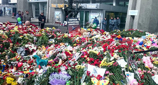 Цветы и детские игрушки у входа в здание аэропорта Пулково. Санкт-Петербург, 7 ноября 2015 года. Фото: Chamieiniibet https://ru.wikipedia.org/ Цветы и детские игрушки у входа в здание аэропорта Пулково. Санкт-Петербург, 7 ноября 2015 года. Фото: Chamieiniibet https://ru.wikipedia.org/