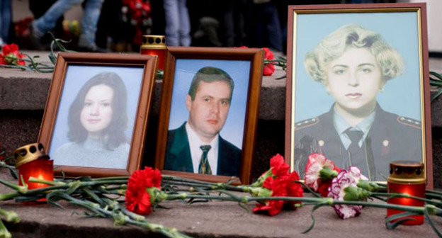 Цветы, свечи, и портреты погибших заложников на ступенях Театрального центра на Дубровке. Фото: Yury Timofeyev (RFE/RL)