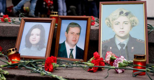 Цветы, свечи, и портреты погибших заложников на ступенях Театрального центра на Дубровке. Фото: Yury Timofeyev (RFE/RL)
