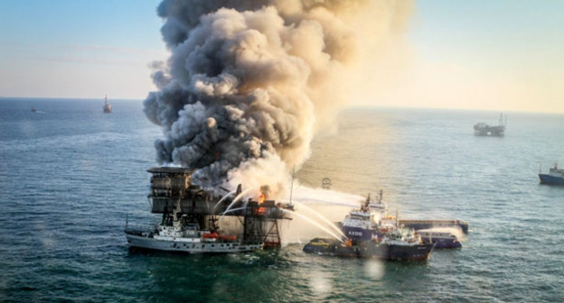 Пожар на платформе месторождения "Гюнешли". Декабрь 2015 г. Фото http://vesti.az/news/275304