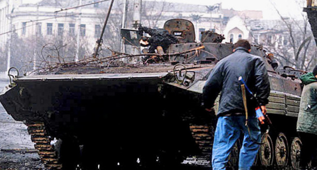 Уничтоженная российская БМП в Грозном, январь 1995 года. Фото: Михаил Евстафьев https://ru.wikipedia.org