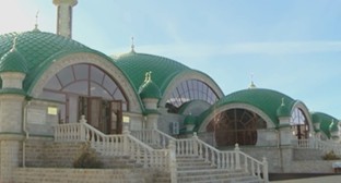 Вход в мечеть в станице Серноводской. Фото: ЧГТРК "Грозный", YouTube.com