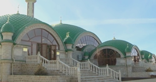 Вход в мечеть в станице Серноводской. Фото: ЧГТРК "Грозный", YouTube.com