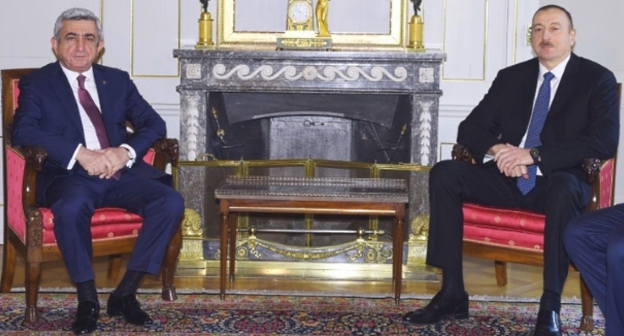 Серж Саргсян и Ильхам Алиев на встрече в Берне. 19 декабря 2015 года. Фото: APA