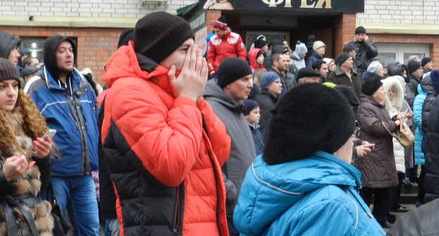 Многие из жильцов находятся на прилегающей к дому территории, наблюдая за действиями пожарных. Волгоград, 20 декабря 2015 года. Фото Татьяны Филимоновой для "Кавказского узла".   