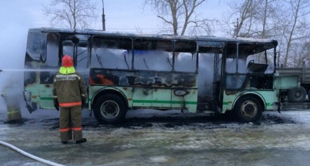 Сгоревший под Ставрополем школьный автобус. Ставропольский край, 20 декабря 2015 года.  Фото: http://26.mchs.gov.ru/operationalpage/operational/item/3324010/