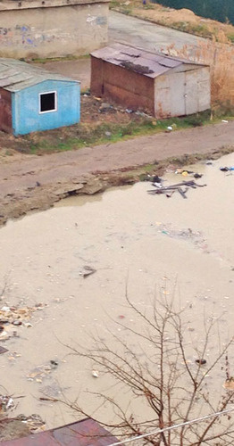 Затопленный двор рядом со стройплощадкой. Махачкалы. 21 декабря 2015 г. Фото Дарьи Милютиной для