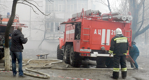 Пожарные машины стоят с торца дома. Волгоград, 20 декабря 2015 г. Фото Татьяны Филимоновой для "Кавказского узла"