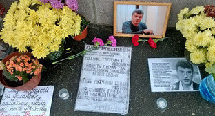 Цветы и портрет Бориса Немцова на месте убийства. Москва, 9 октября 2015 г. Фото Вячеслава Ферапошкина для "Кавказского узла"
