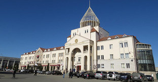 Здание НС Нагорного Карабаха в Степанакерте. 23 декабря 2015 год. Фото Алвард Григорян для "Кавказского узла" Здание НС Нагорного Карабаха в Степанакерте. 23 декабря 2015 год. Фото Алвард Григорян для "Кавказского узла"
