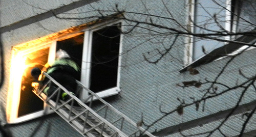 Сотрудник МЧС поднимается к окну 8 этажа в Волгограде. Фото Татьяны Филимоновой для "Кавказского узла"