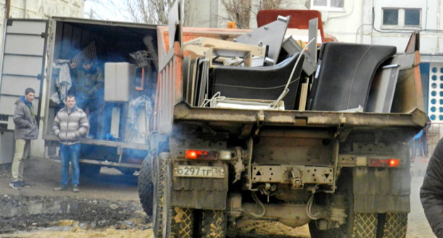 Вывоз вещей из разрушенного дома. Волгоград, 24 декабря 2015 г. Фото Татьяны Филимоновой для "Кавказского узла"