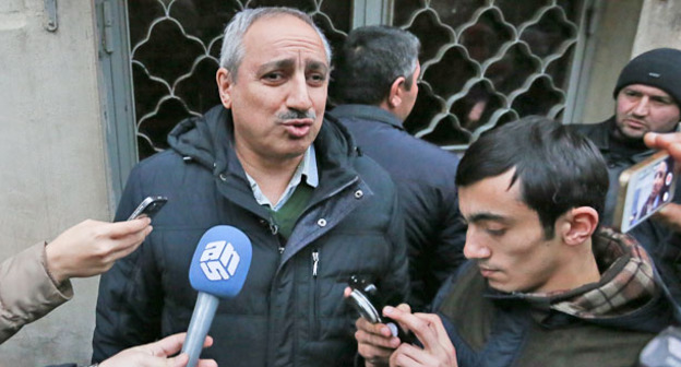 Адвокат Фуад Агаев возле здания суда. Баку, 25 декабря 2015 г. Фото Азиза Каримова для "Кавказского узла"