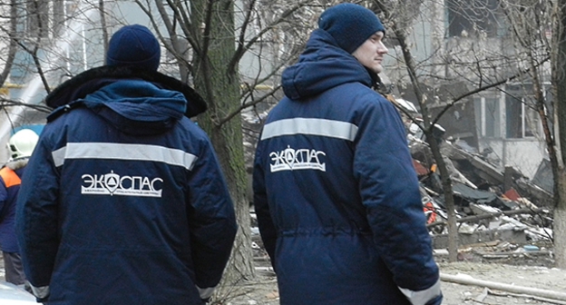 Сотрудники спасательной службы на месте обрушения многоэтажки в Волгограде. 20 декабря 2015 года. Фото Татьяны Филимоновой для Кавказского узла".