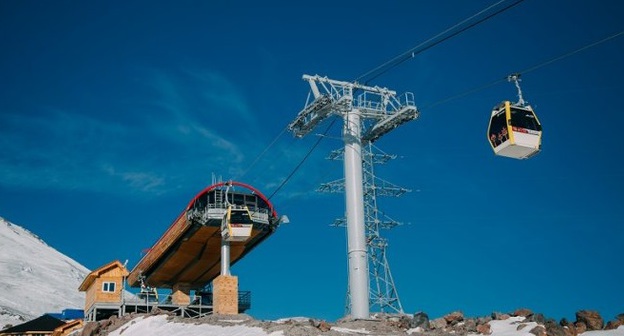 Верхняя станция открытой сегодня канатной дороги находится на высоте 3847 метров. Фото: http://www.ncrc.ru/ru/news/26-27-dekabrya-proydet-ceremoniya-otkrytiya-novyh-obektov-gorno