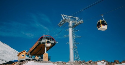Верхняя станция открытой сегодня канатной дороги находится на высоте 3847 метров. Фото: http://www.ncrc.ru/ru/news/26-27-dekabrya-proydet-ceremoniya-otkrytiya-novyh-obektov-gorno