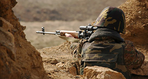 Солдат на передовой позиции. Фото: http://1news.az/politics/karabakh/20130221115028179.html