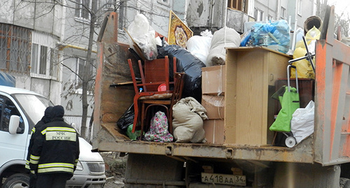 Вывоз имущества жильцов разрушенного дома в Волгограде. 25 декабря 2015 г. Фото Татьяны Филимоновой для "Кавказского узла"