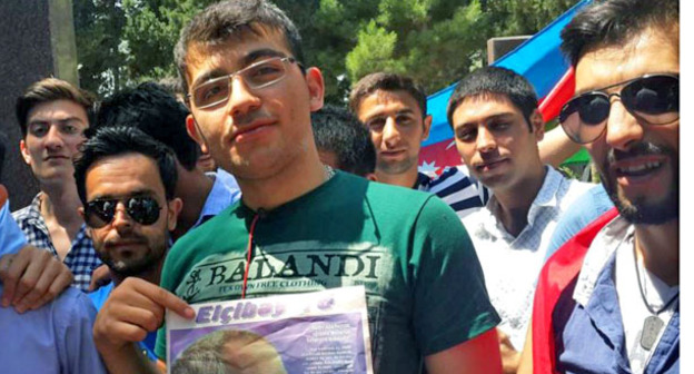 Активист ПНФА Эльвин Абдуллаев (в центре). Фото: RFE/RL 