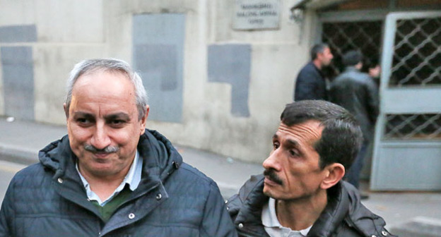 Рауф Миркадыров (слева) возле здания Бакинского суда по тяжким преступлениям. Фото Азиза Каримова для "Кавказского узла"