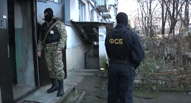 Сотрудники силовых структур. Кадр из видео пользователя Алексей Штейнбух https://www.youtube.com