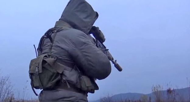 Сотрудник силовых структур. Кадр из видео пользователя Алексей Штейнбух https://www.youtube.com/watch?v=D2Sc8YXOKHQ