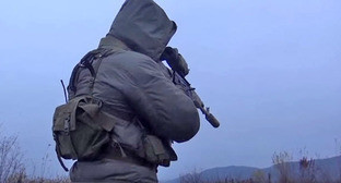 Сотрудник силовых структур. Кадр из видео пользователя Алексей Штейнбух https://www.youtube.com/watch?v=D2Sc8YXOKHQ