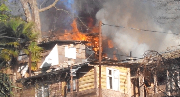 Пожар в доме № 19 по улице Чекменева в Сочи. 1 января 2016 года. Фото Светланы Кравченко для "Кавказского узла"