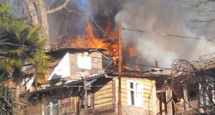 Пожар в доме № 19 по улице Чекменева в Сочи. 1 января 2016 года. Фото Светланы Кравченко для "Кавказского узла" Пожар в доме № 19 по улице Чекменева в Сочи. 1 января 2016 года. Фото Светланы Кравченко для "Кавказского узла"
