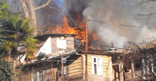 Пожар в доме № 19 по улице Чекменева в Сочи. 1 января 2016 года. Фото Светланы Кравченко для "Кавказского узла"