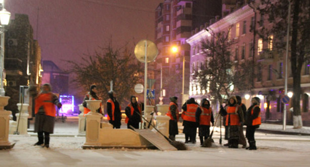 Сотрудницы  коммунальной службы за уборкой снега в центре Грозного. Фото Магомеда Магомедова для "Кавказского узла"